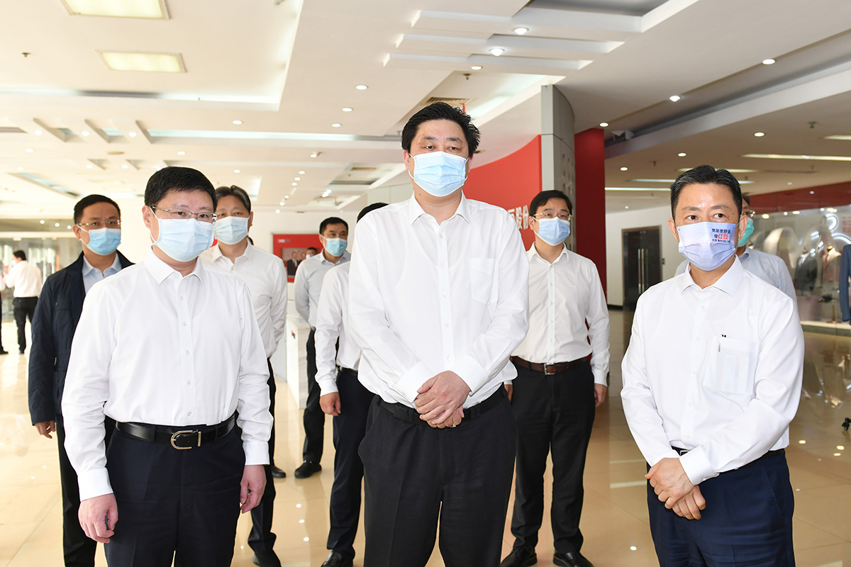 4月12日，無錫市市長趙建軍帶隊(duì)深入紅豆集團(tuán)，專題調(diào)研疫情防控和復(fù)工復(fù)產(chǎn)工作。