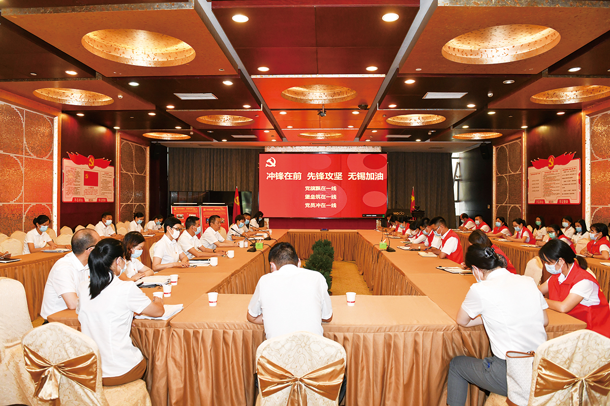 7月4日，紅豆集團(tuán)黨委第一時間發(fā)出緊急通知，管控區(qū)內(nèi)黨員、干部、員工積極響應(yīng)，就地轉(zhuǎn)為志愿者，切實(shí)發(fā)揮紅豆黨員先鋒模范作用，沖在抗疫一線。